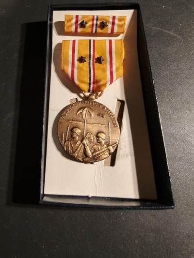 老王徽章第170期 - 美国二战亚太战区对日作战服役奖章     原盒带略     2颗战役星勋饰