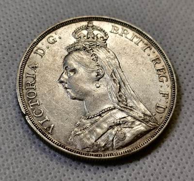 甄臻铺-世界币章拍卖（第44期）精品场拍品征集中，送拍享返佣金等优惠多多 AU英国1889年维多利亚女王高冠马剑银币，女王发丝衣饰清晰，背面马和骑士肌肉硬朗，漂亮的佳品，细节见图