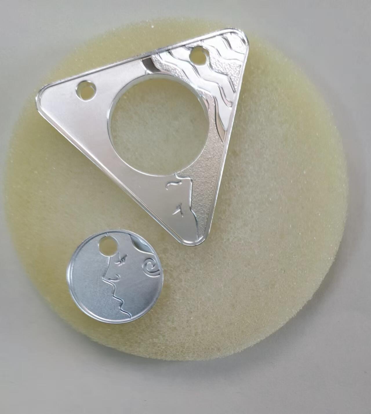 ❤️【币观天下】❤️ 第335期钱币拍卖- 2025.12.19周五晚上6点半场-长期征集拍品 【结婚礼物】喀麦隆2018,“只有我们俩” (接吻)，异形嵌合浪漫情侣项链吊坠对，圆孔、精制银币2枚套装.子母套双枚银币,盒证全. 名木“鸡油木”整体车制原装实木盒. 国外售价195美元