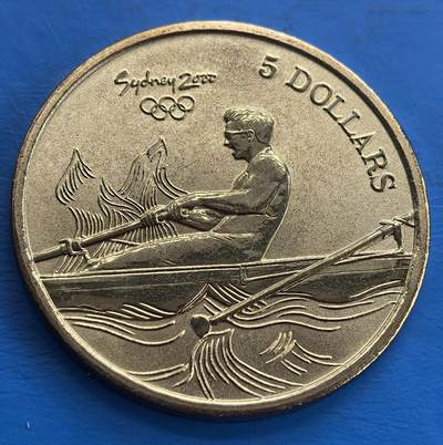 外国优质老铜币高银银币，周六九点倒数截拍，满百包邮，持续收拍 - 澳大利亚2000年悉尼奥运会克朗型纪念币。呈现赛艇运动员奋力划桨的动态场景，搭配 “Sydney 2000” 及奥运五环，铭记奥运盛事，是体育与钱币文化融合、具纪念意义的藏品 。