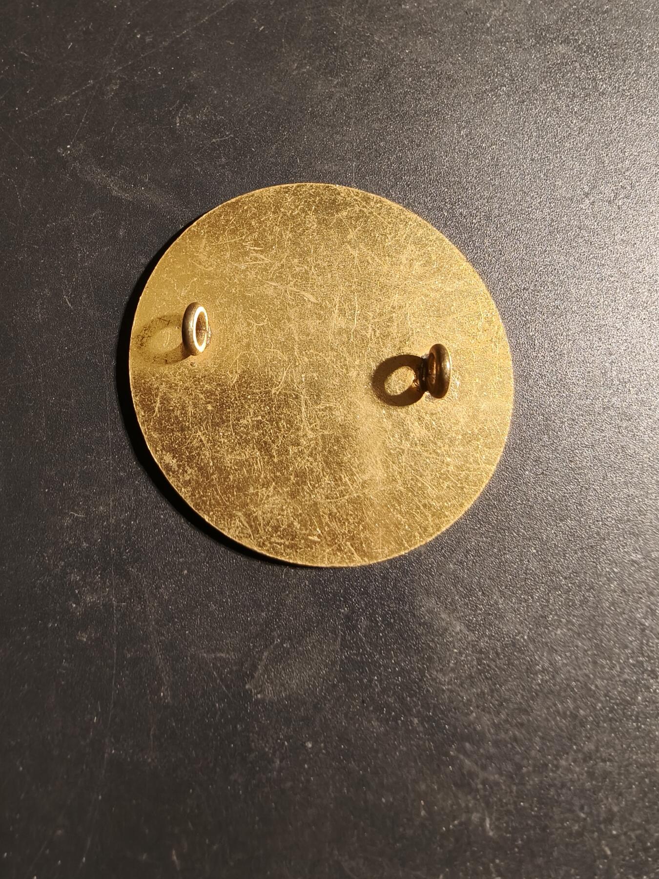 老王徽章第170期 英国莱茵河陆军混合服务组织帽徽     该组织在第二次世界大战后成立，当时英国陆军占领德国莱茵兰地区。MSO的成员主要是来自东欧国家（如波兰）的流离失所者、前战俘和劳工，他们因害怕斯大林统治下的政权而不愿返回祖国。