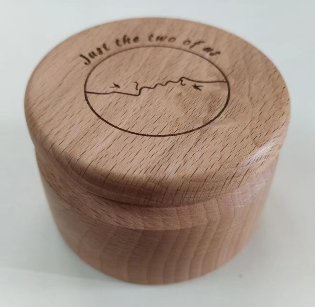 ❤️【币观天下】❤️ 第335期钱币拍卖- 2025.12.19周五晚上6点半场-长期征集拍品 【结婚礼物】喀麦隆2018,“只有我们俩” (接吻)，异形嵌合浪漫情侣项链吊坠对，圆孔、精制银币2枚套装.子母套双枚银币,盒证全. 名木“鸡油木”整体车制原装实木盒. 国外售价195美元