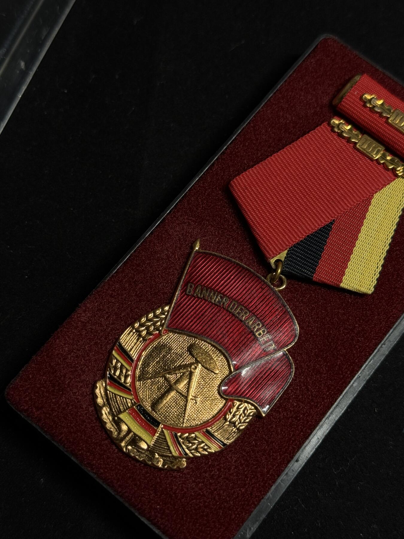 欢庆元旦！戎马世界章牌大赏第109期元旦大拍 东德三级劳动旗帜勋章