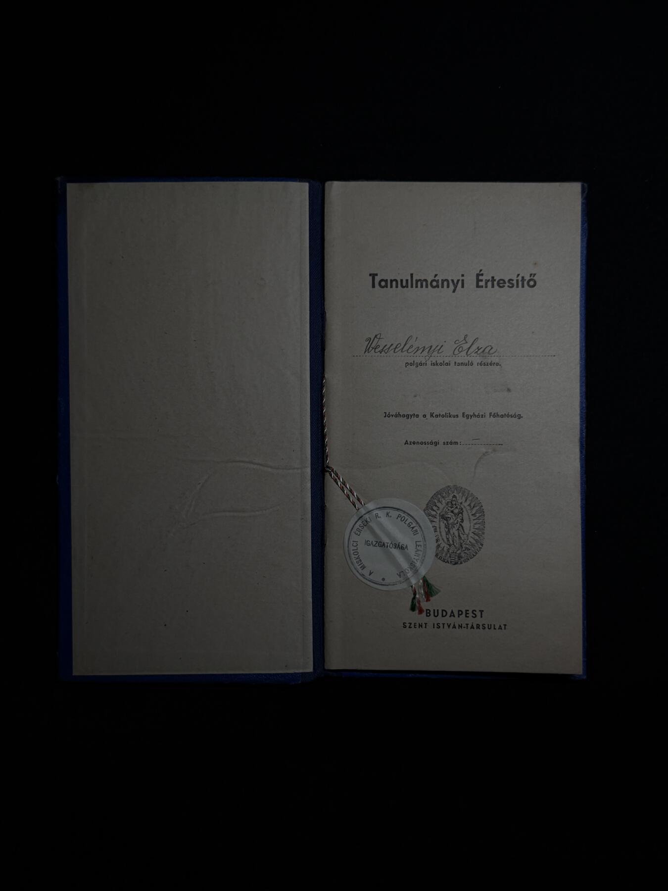 欢庆元旦！戎马世界章牌大赏第109期元旦大拍 匈牙利20世纪中期学生成绩与升学证明册原件，证件持有人为 Veszelémy Elza，就读于米什科尔茨女子学校（Miskolci leányiskola）