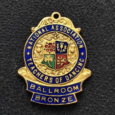 【全场包邮】纯粹捡漏拍486场（免费代拍第23场） - 【纪念章】国家舞蹈教师协会交谊舞铜牌纪念章