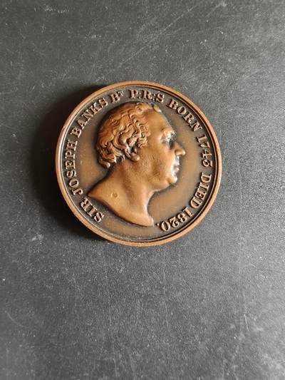 老王徽章第170期 - 英国皇家园艺协会铜章    正面为主席约瑟夫班克斯爵士    直径39mm     重量31.4g