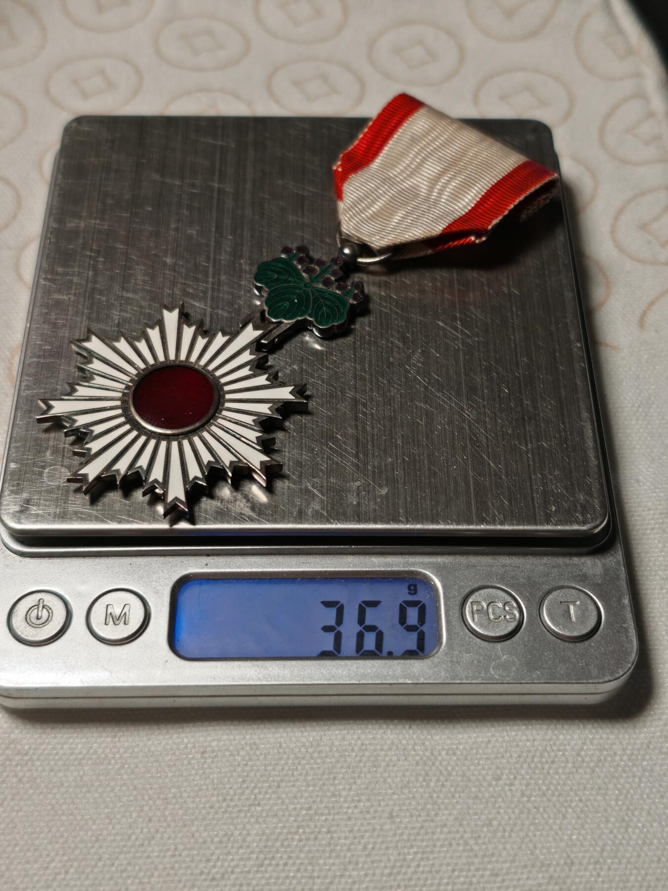 抚柳草堂-第二期章牌钱币 奖章勋章限时免佣 满百包邮 放漏专场 勋六等单光旭日章 银质36.9g七宝烧工艺 原盒带杯绶 品相很好推荐