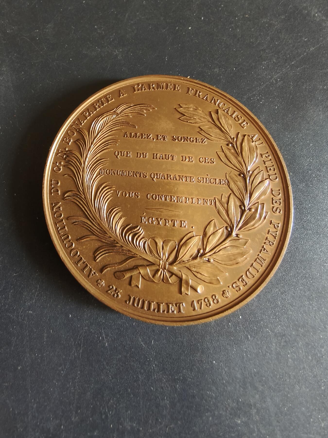 老王徽章第170期 法国拿破仑1798年埃及金字塔战役大铜章      背面刻有拿破仑的名言（“前进，记住从这些纪念碑顶上，四十个世纪在注视着你们”）      直径58mm     重量88.7g