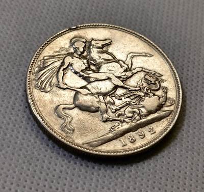 甄臻铺-世界币章拍卖（第44期）精品场拍品征集中，送拍享返佣金等优惠多多 英国1892年维多利亚女皇高皇冠马剑（圣乔治屠龙） 1克朗 银币（28.28克/38.6mm/925银），细节见图