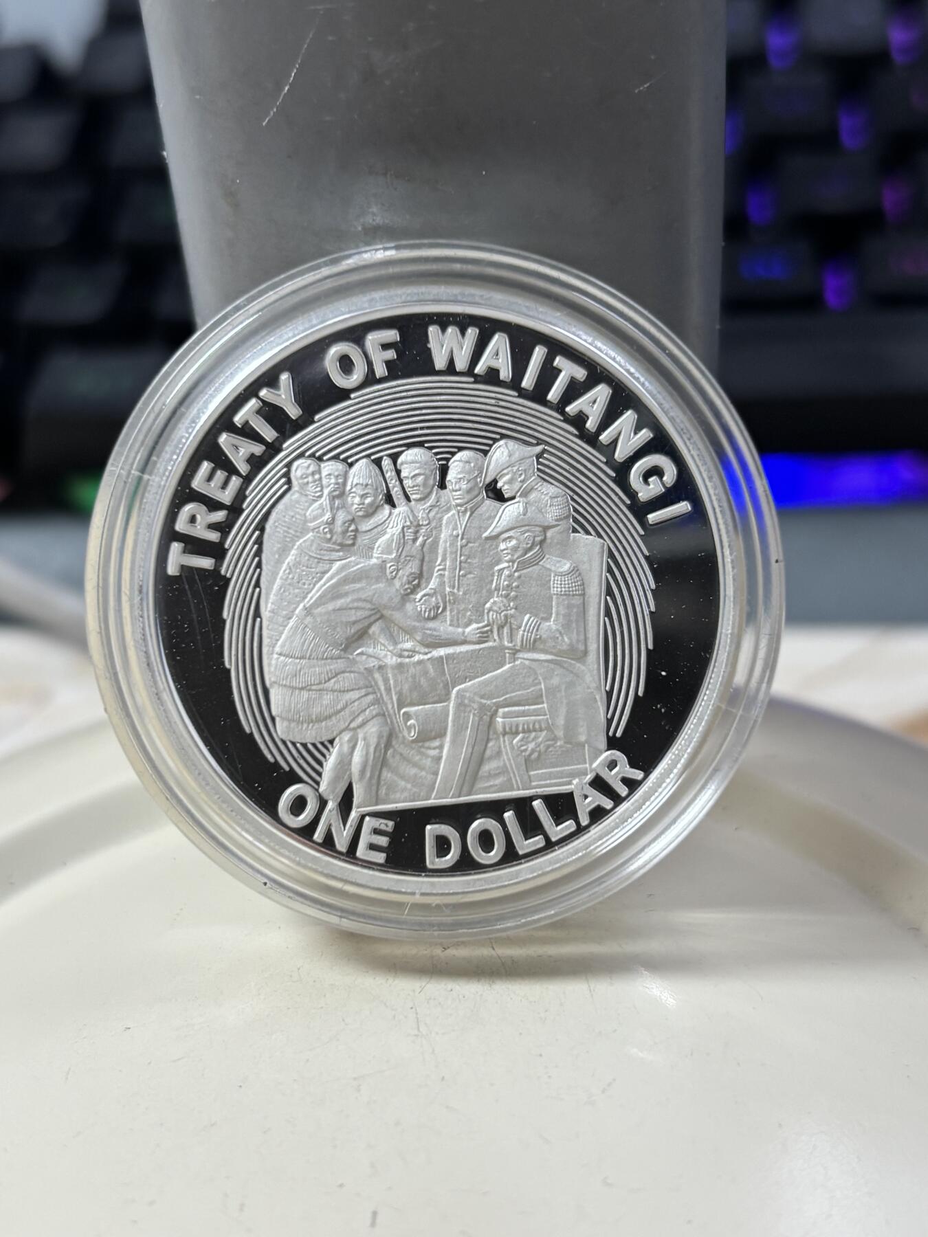第185期拍卖 新西兰1990年怀唐伊条约签署1元精制纪念银币原盒证书，27.22克，925银.白银价355元