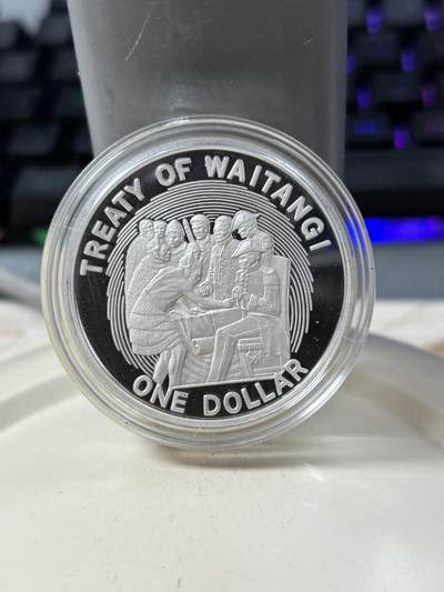 第185期拍卖 - 新西兰1990年怀唐伊条约签署1元精制纪念银币原盒证书，27.22克，925银.白银价355元