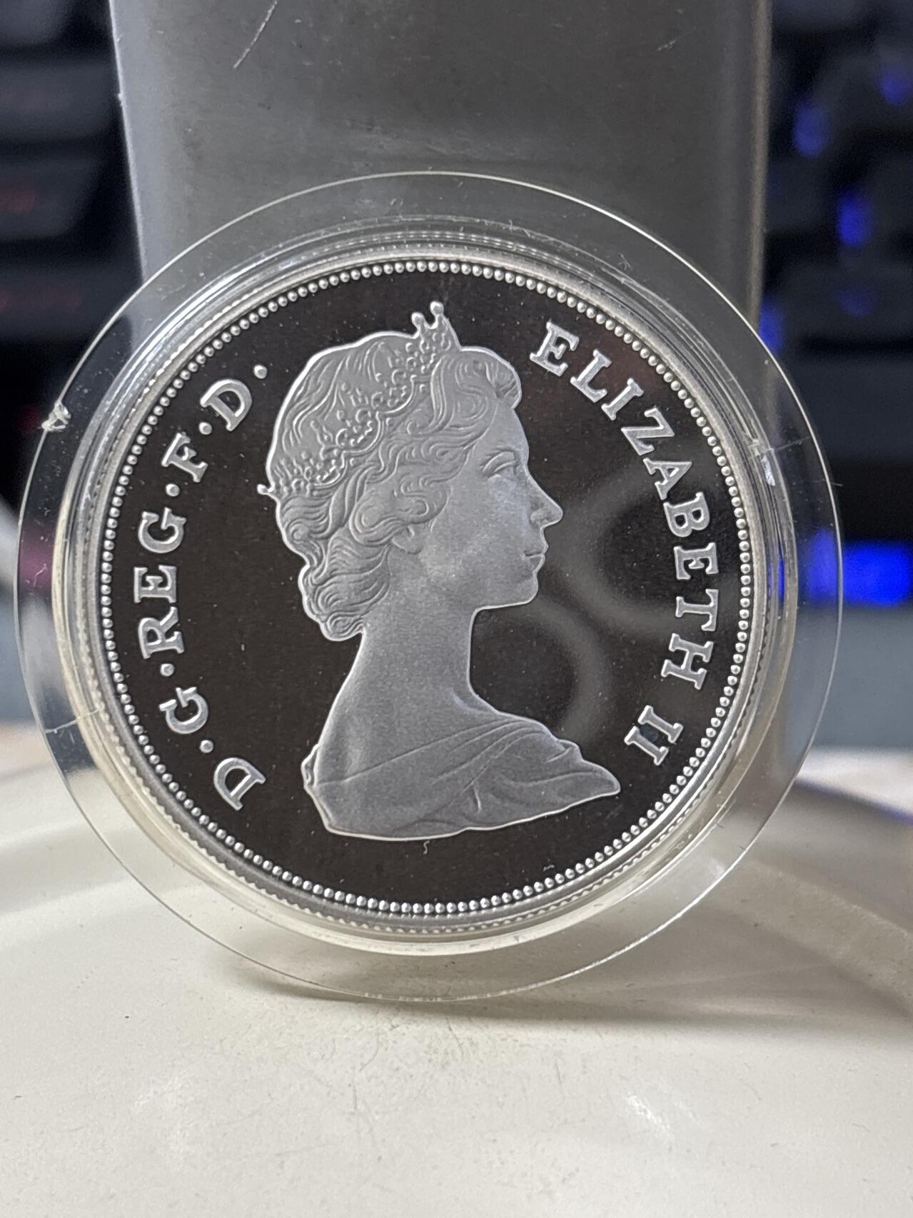 第185期拍卖 英国 1980年  女王母亲80岁生日25便士精制克朗银币原盒证书。925银 28.07克 发行量：25万枚 币有氧化，【银价374】