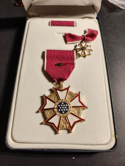 老王徽章第170期 - 美国军官级功绩军团勋章    原盒带略和迷你章