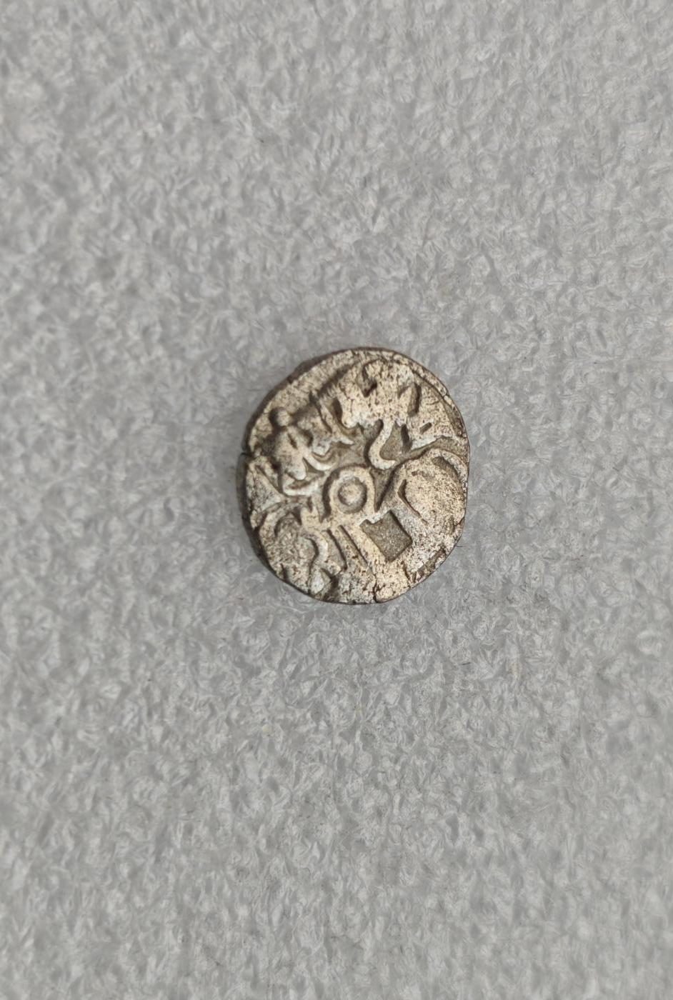 瓶子🏺第221期拍卖会   公元800年沙希王朝牛瘤骑士打制银币