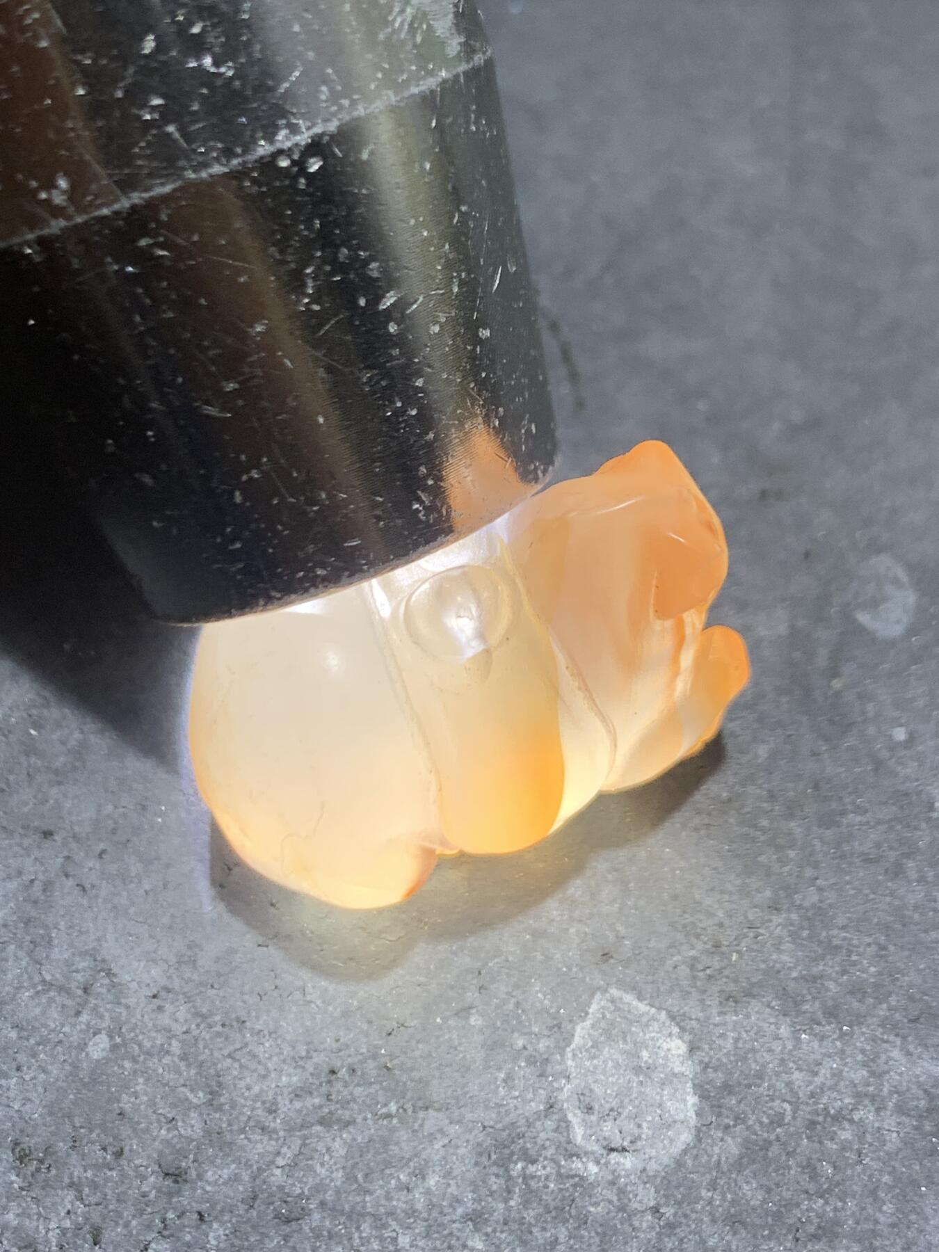 精美川料荔枝冻飘柿子红南红玛瑙雕刻“马上有钱”吊坠一个