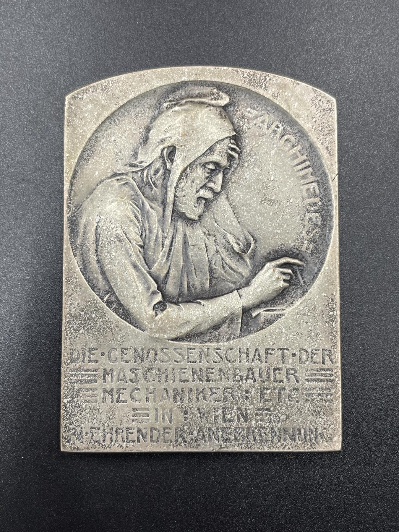 「木头集藏」“冬至雅藏”——章牌精品专场！ L. Hujer～1926年奥地利 阿基米德 镀银铜章 ，尺寸：54 × 76mm，124 g，罕见品种，由维也纳机械制造商合作社颁发给任职41周年的弗里德里希·施密特。铜章正面人物是伟大的古希腊哲学家、百科式科学家、数学家、物理学家、力学家，静态力学和流体静力学的奠基人阿基米德，在章牌上很少能见到他的形象。