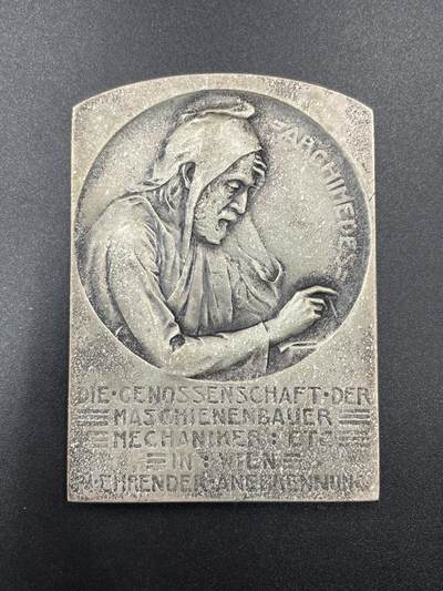 「木头集藏」“冬至雅藏”——章牌精品专场！ - L. Hujer～1926年奥地利 阿基米德 镀银铜章 ，尺寸：54 × 76mm，124 g，罕见品种，由维也纳机械制造商合作社颁发给任职41周年的弗里德里希·施密特。铜章正面人物是伟大的古希腊哲学家、百科式科学家、数学家、物理学家、力学家，静态力学和流体静力学的奠基人阿基米德，在章牌上很少能见到他的形象。