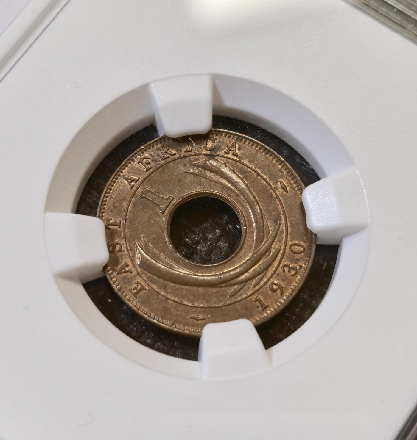 甄臻铺-世界币章拍卖（第44期）精品场拍品征集中，送拍享返佣金等优惠多多 NGC-MS62BN 英属东非中孔一分，有趣的中孔币，铜光满溢，状态非常好，经典殖民地品种