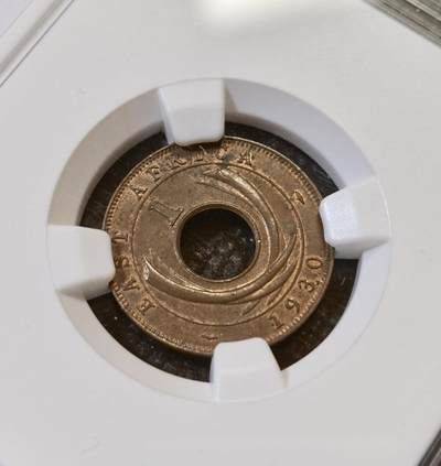 甄臻铺-世界币章拍卖（第44期）精品场拍品征集中，送拍享返佣金等优惠多多 NGC-MS62BN 英属东非中孔一分，有趣的中孔币，铜光满溢，状态非常好，经典殖民地品种