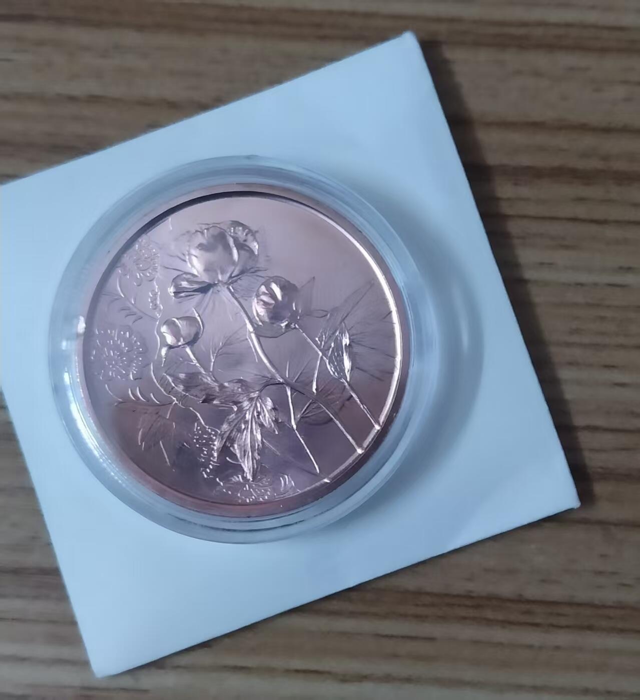 ❤️【币观天下】❤️ 第335期钱币拍卖- 2025.12.19周五晚上6点半场-长期征集拍品 奥地利2024年10欧元，花语系列-(中国国花)牡丹，包装盒齐全. 法定面值10€，紫铜纪念币(原装全新)，中国元素，爱情相思硬币