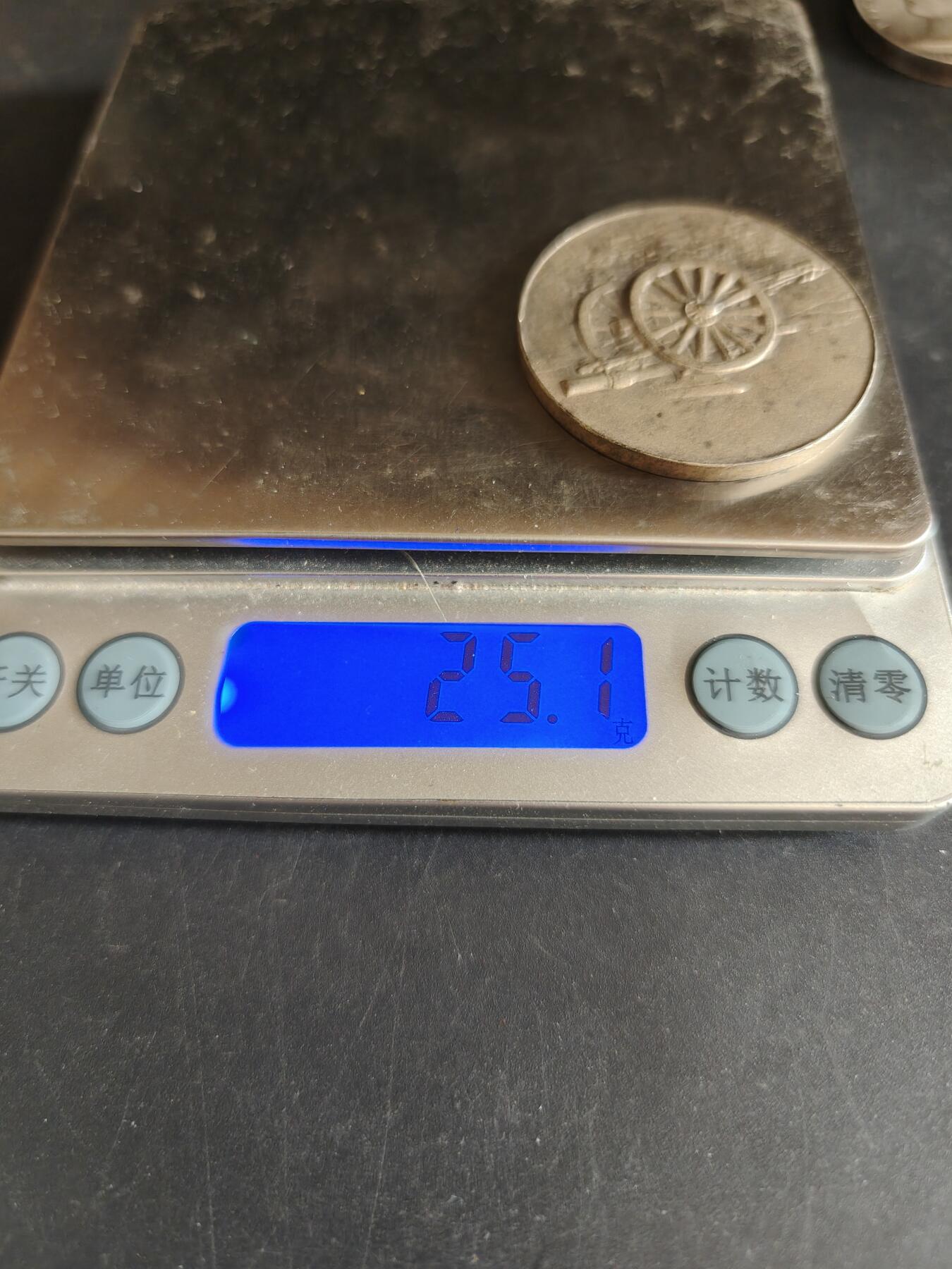 老王徽章第170期 英国1967年野战炮学员兵镀银铜章    直径39mm    .重量25.1g