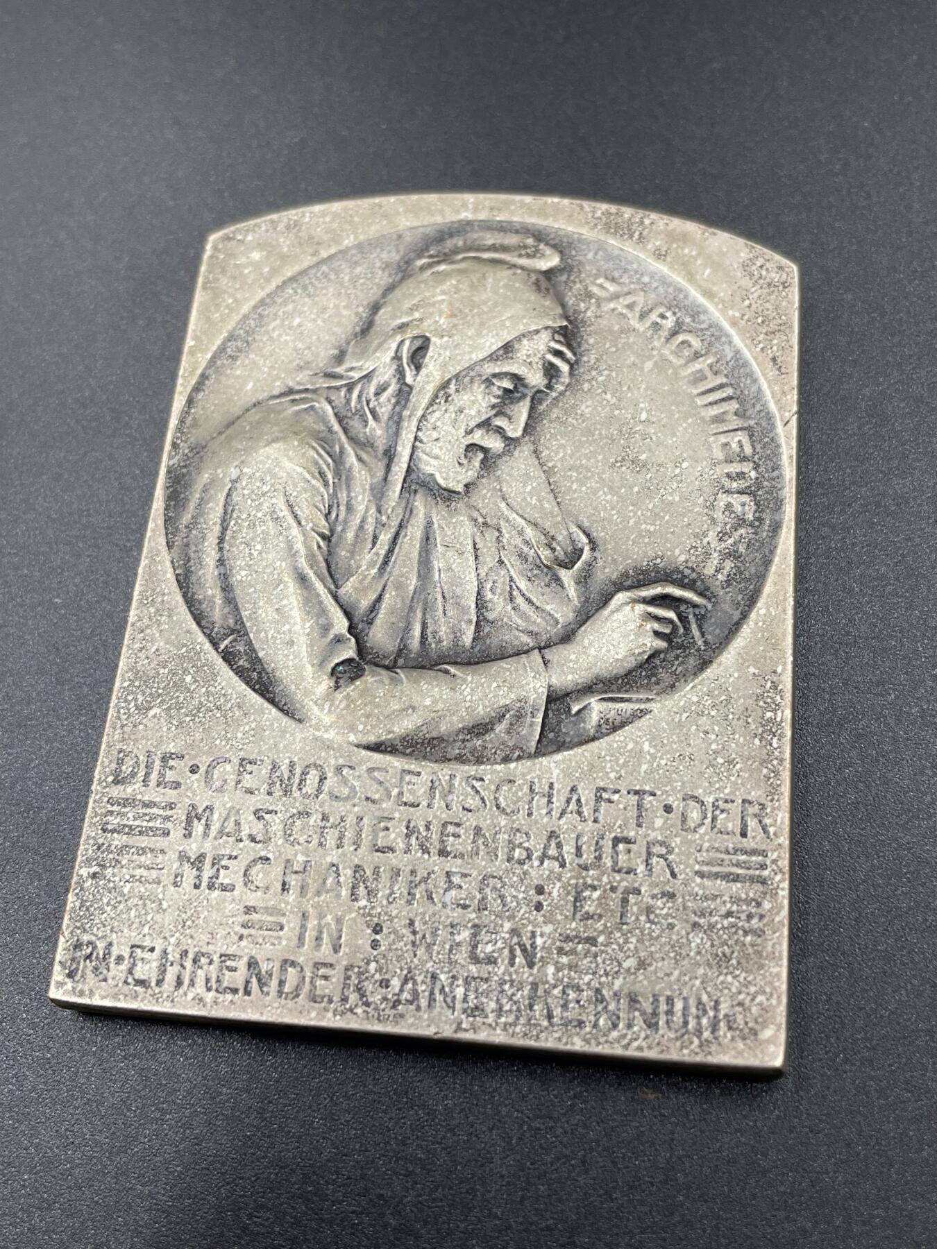 「木头集藏」“冬至雅藏”——章牌精品专场！ L. Hujer～1926年奥地利 阿基米德 镀银铜章 ，尺寸：54 × 76mm，124 g，罕见品种，由维也纳机械制造商合作社颁发给任职41周年的弗里德里希·施密特。铜章正面人物是伟大的古希腊哲学家、百科式科学家、数学家、物理学家、力学家，静态力学和流体静力学的奠基人阿基米德，在章牌上很少能见到他的形象。