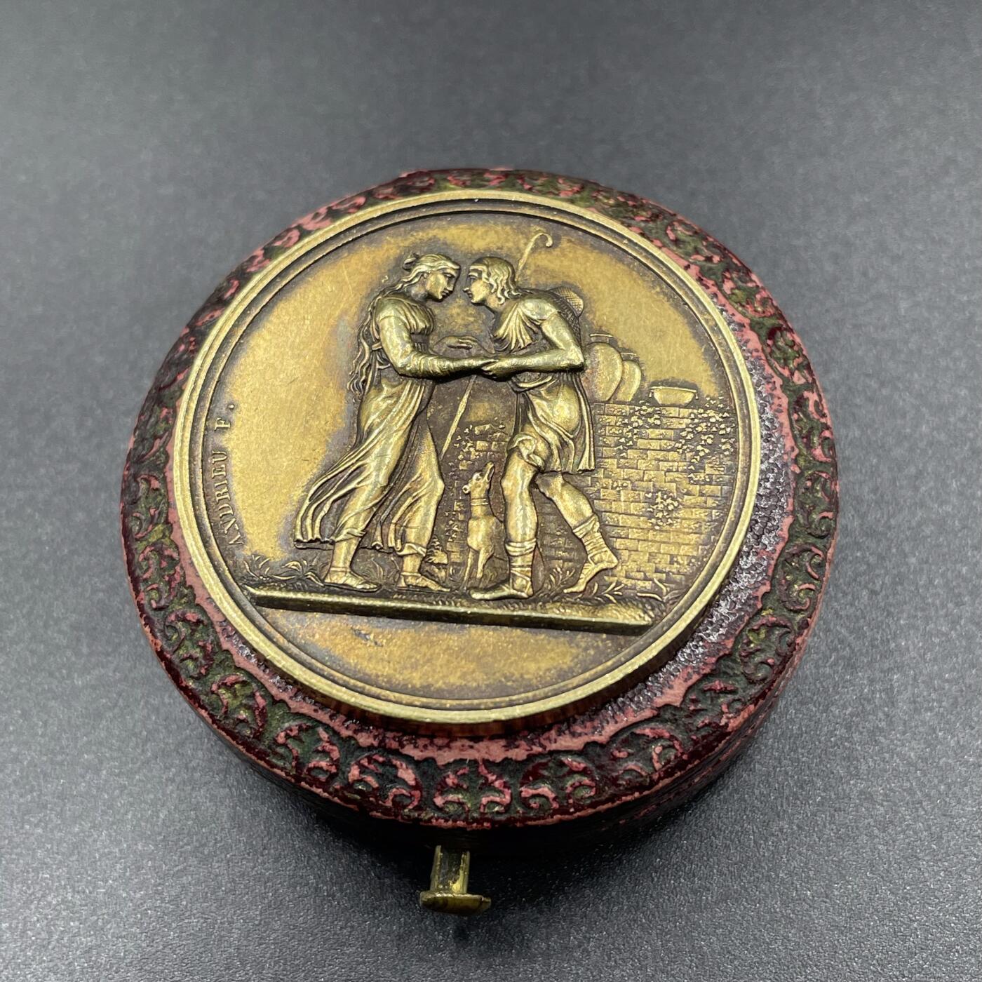 「木头集藏」“冬至雅藏”——章牌精品专场！ 1842年法国婚礼镀金原盒银章，直径：36.3 mm，21.6 g，边铭：油灯，少见早期镀金版本，品相不错，原皮盒正常使用。