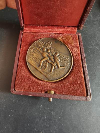 老王徽章第170期 - 法国滑冰运动大铜章     原盒     直径46mm    重量45g