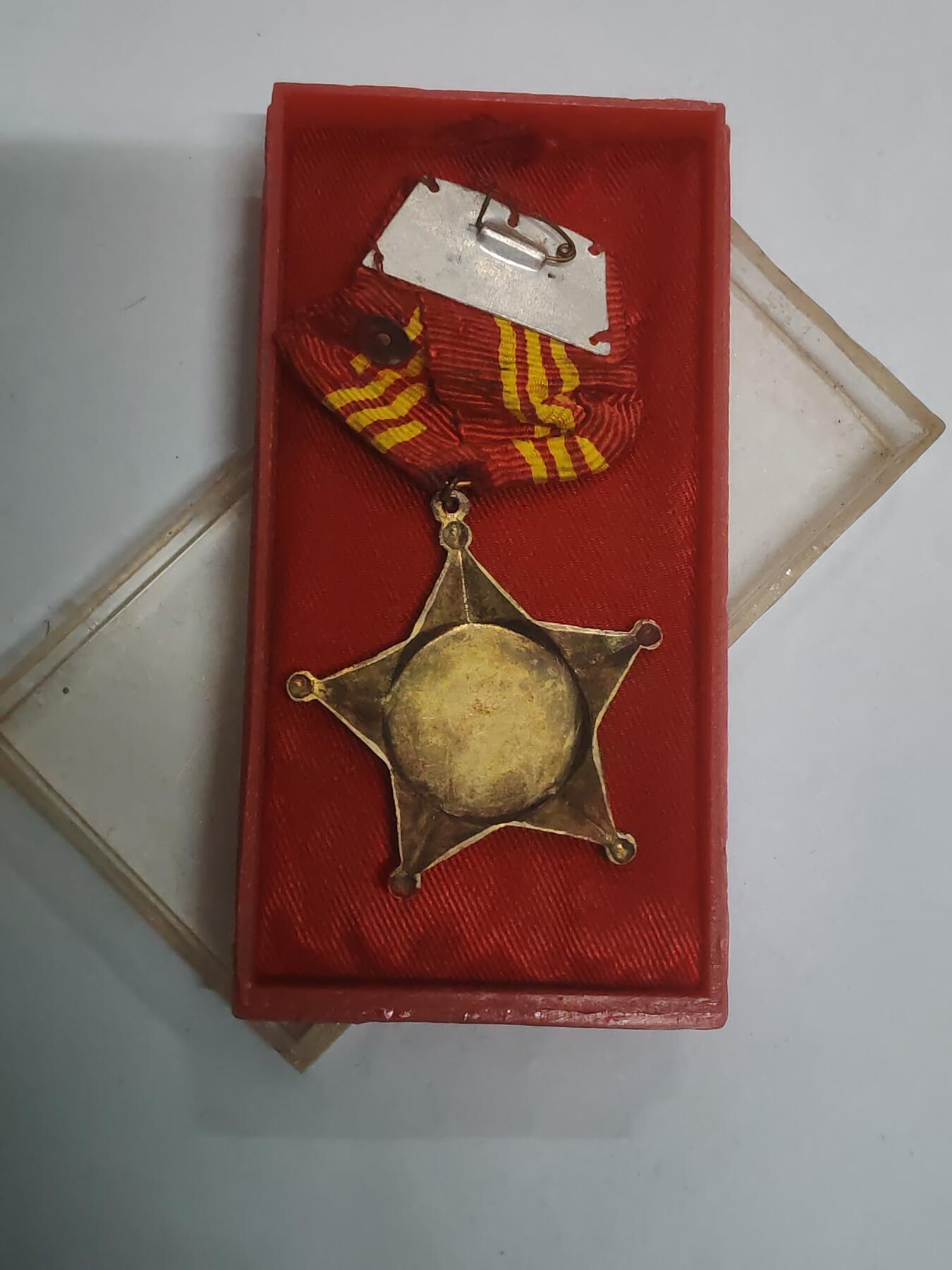 韵星假日拍卖第三十三期 -- Rimey Holidays Auction 33 柬埔寨人民共和国一级国防勋章 带原盒 高等级 铜镀金 少见