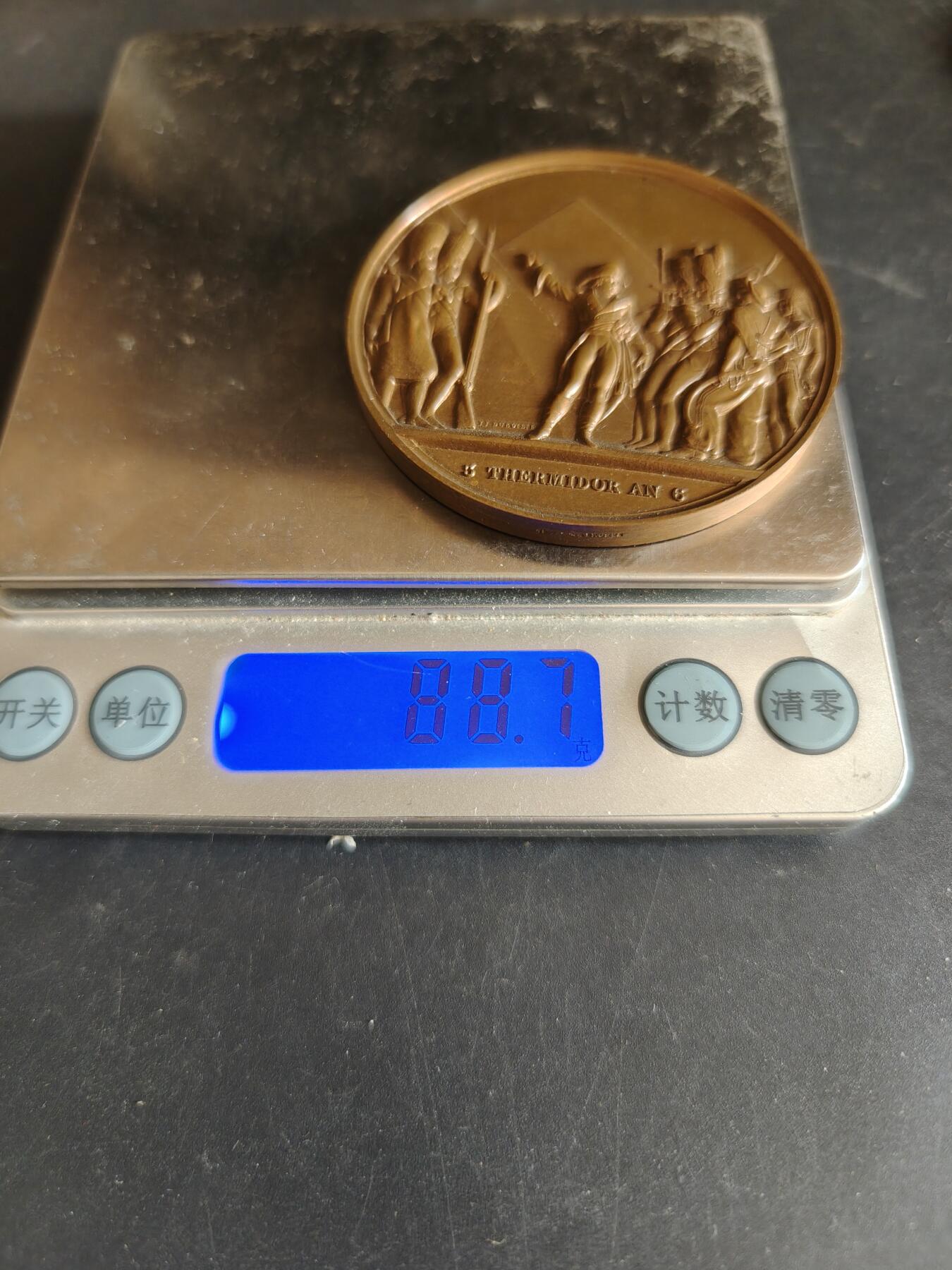 老王徽章第170期 法国拿破仑1798年埃及金字塔战役大铜章      背面刻有拿破仑的名言（“前进，记住从这些纪念碑顶上，四十个世纪在注视着你们”）      直径58mm     重量88.7g