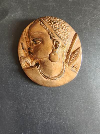 老王徽章第170期 - 法国装饰艺术风格铜章     高浮雕    非洲女性     直径48mm    重量35g
