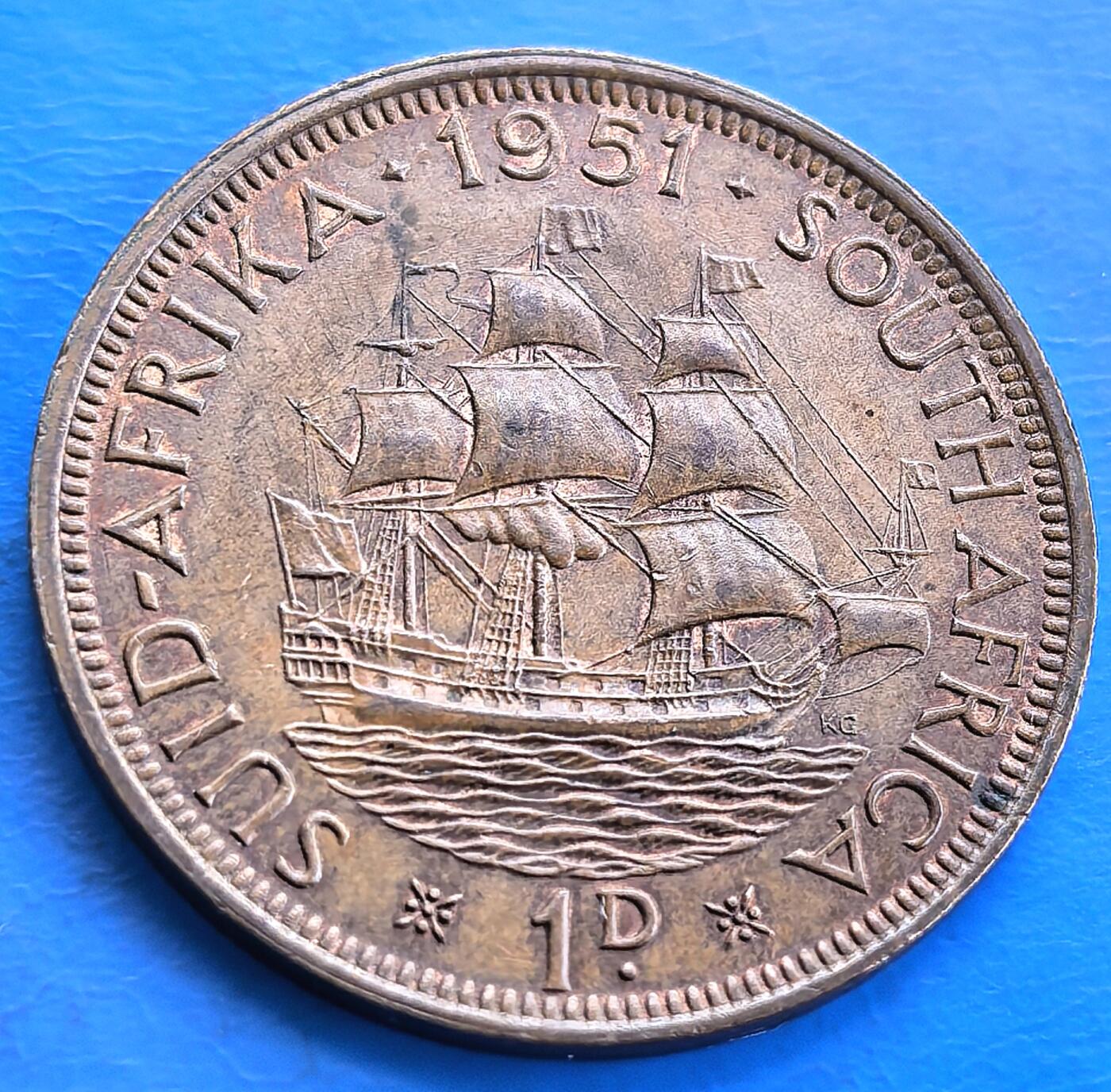 外国优质老铜币高银银币，周六九点倒数截拍，满百包邮，持续收拍 极美带原光南非1951年大便士。正面是乔治六世头像及 “GEORGIVS SEXTVS REX” 铭文，彰显王权；背面为 “Dromedaris” 帆船（1652 年荷兰东印度公司赴南非建补给站的船 ），环绕 “SUID - AFRIKA・SOUTH AFRICA 1951 1D” ，融合殖民历史与航海文化，具历史、收藏及文化研究价值