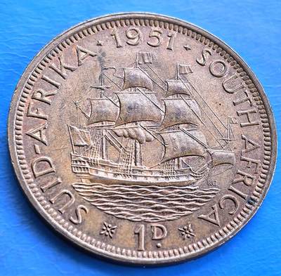 外国优质老铜币高银银币，周六九点倒数截拍，满百包邮，持续收拍 - 极美带原光南非1951年大便士。正面是乔治六世头像及 “GEORGIVS SEXTVS REX” 铭文，彰显王权；背面为 “Dromedaris” 帆船（1652 年荷兰东印度公司赴南非建补给站的船 ），环绕 “SUID - AFRIKA・SOUTH AFRICA 1951 1D” ，融合殖民历史与航海文化，具历史、收藏及文化研究价值