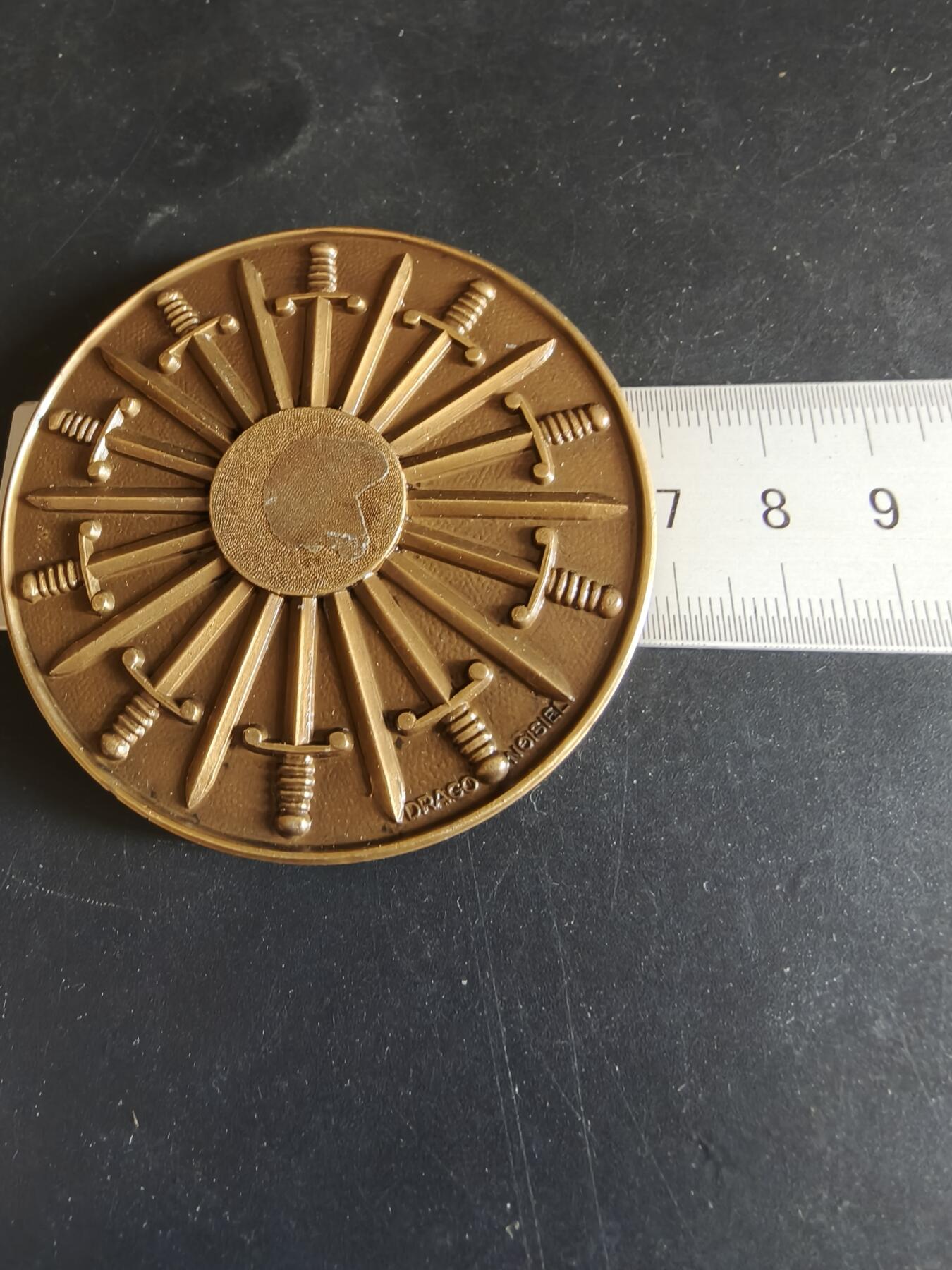 老王徽章第170期 法国圆桌骑士主题纪念章     原盒     直径68mm     重量114.6g