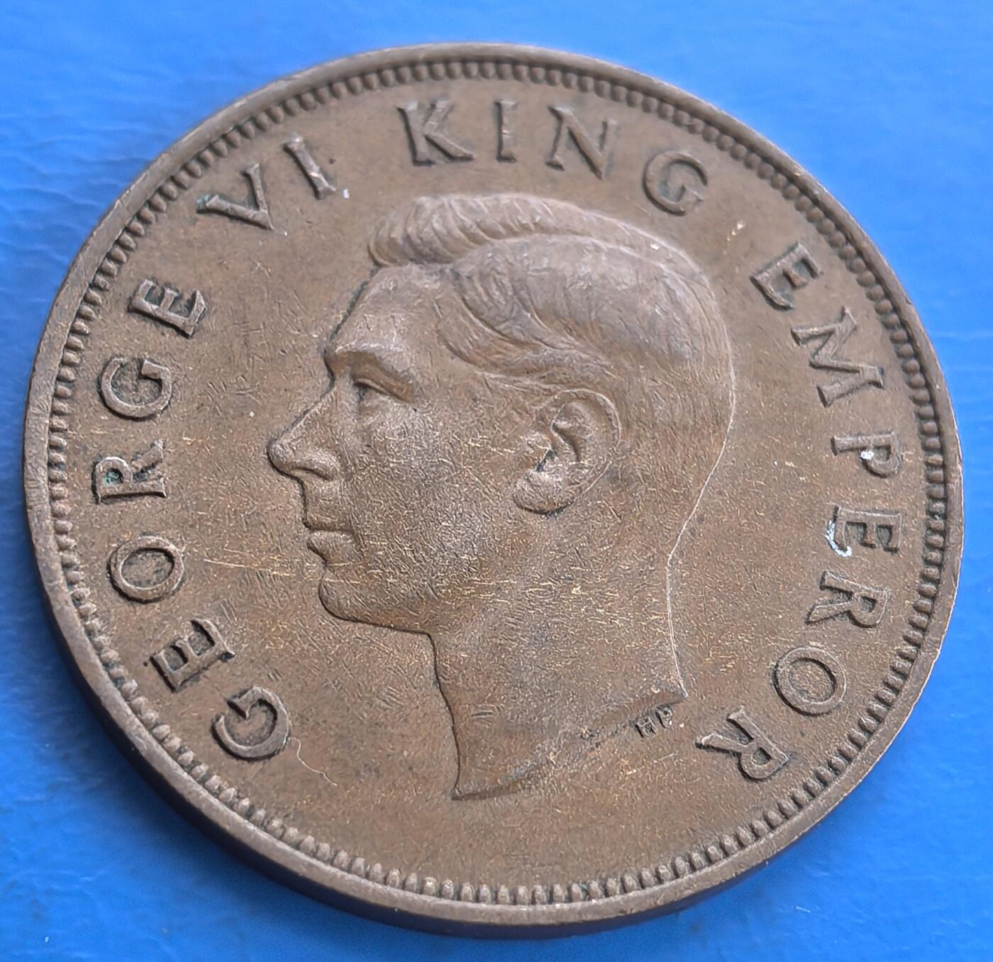 外国优质老铜币高银银币，周六九点倒数截拍，满百包邮，持续收拍 新西兰1940 年1便士。正面为乔治六世头像及 “GEORGE VI KING EMPEROR” ，体现英王室关联；背面是图伊鸟栖息于开满花的四翅槐树（毛利文化象征 ），环绕 “NEW ZEALAND ONE PENNY 1940” 。由伦纳德・康沃尔・米切尔设计，见证二战时新西兰货币与本土文化融合，具历史、收藏及文化研究价值 。