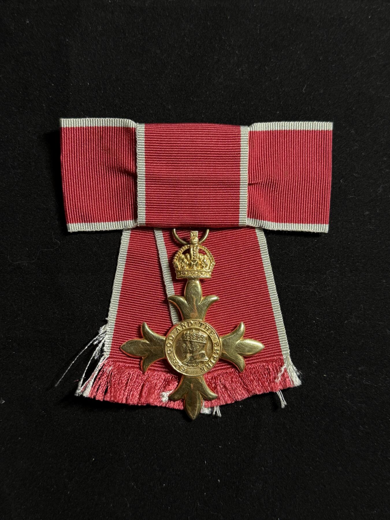 欢庆元旦！戎马世界章牌大赏第109期元旦大拍 英国军官级大英帝国勋章，女版，银制，带盒