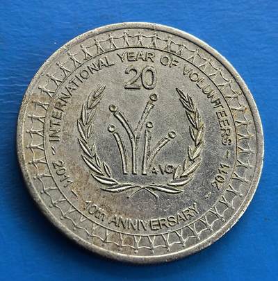 外国优质老铜币高银银币，周六九点倒数截拍，满百包邮，持续收拍 - 澳大利亚2011年国际志愿者年10周年纪念 币。以手拉手人群、橄榄枝等元素，呼应 “国际志愿者年” 主题，是传递志愿精神、记录公益文化的钱币载体 。