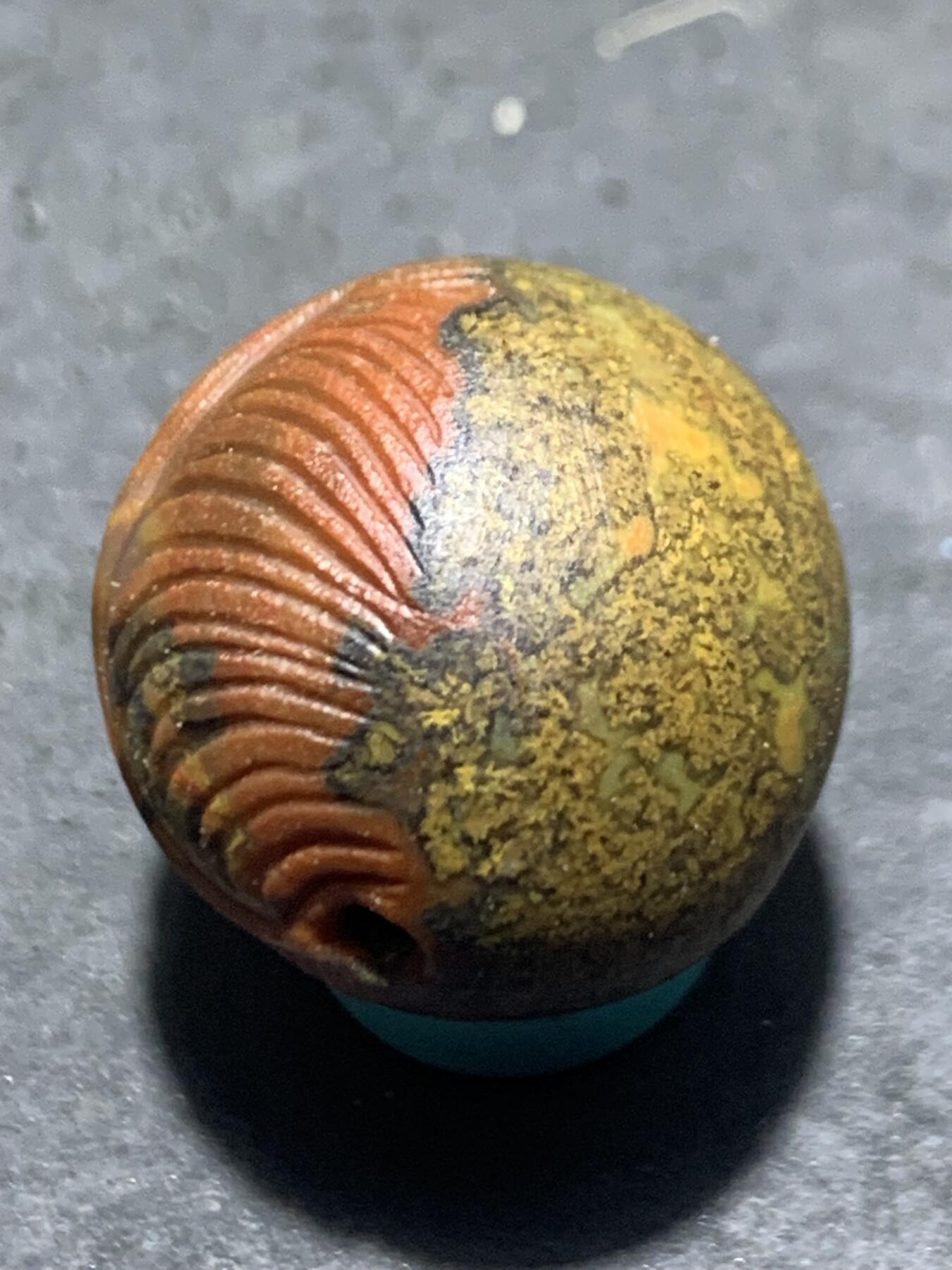 精美亚光草花纹战国红玛瑙手工俏色巧雕大叶有成珠一个，