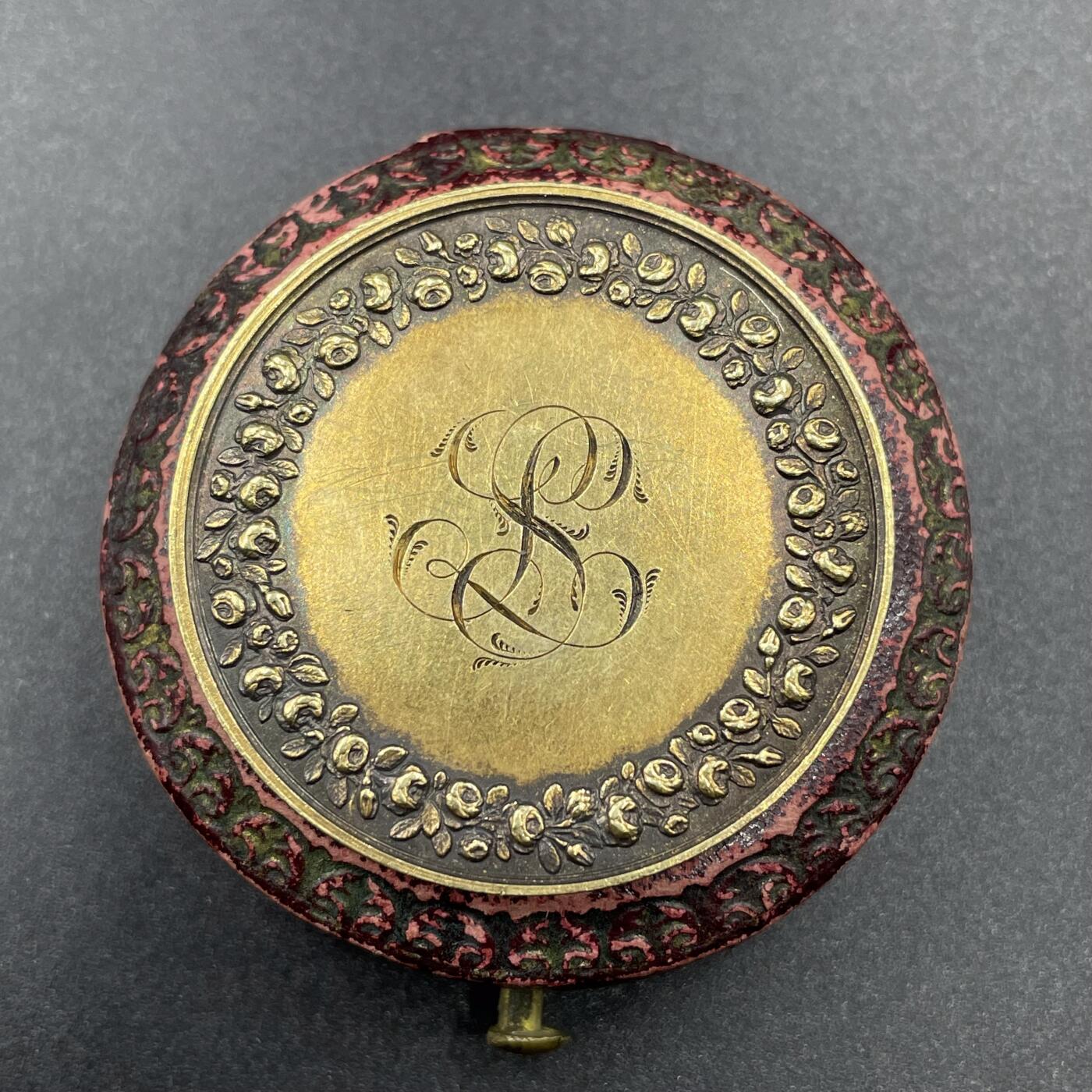 「木头集藏」“冬至雅藏”——章牌精品专场！ 1842年法国婚礼镀金原盒银章，直径：36.3 mm，21.6 g，边铭：油灯，少见早期镀金版本，品相不错，原皮盒正常使用。