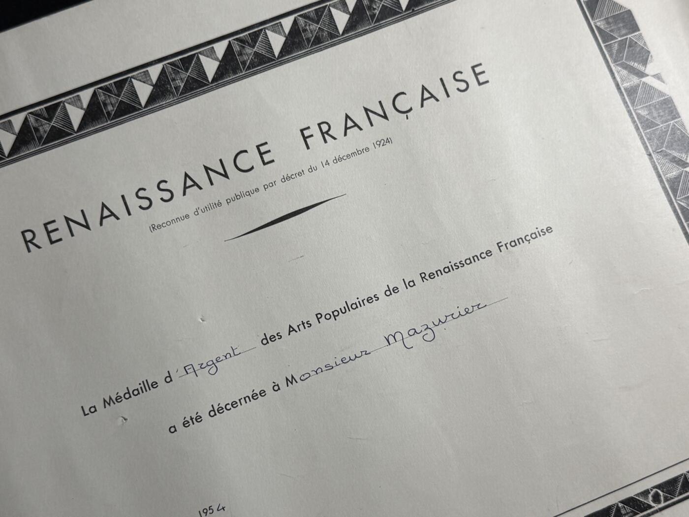 欢庆元旦！戎马世界章牌大赏第109期元旦大拍 法国文艺复兴协会民间艺术金质奖章证书，1954年授予Lucien Mayriller