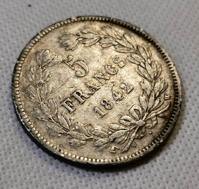 甄臻铺-世界币章拍卖（第44期）精品场拍品征集中，送拍享返佣金等优惠多多 好品相法国1842菲利普一世五法郎银币，正反面都带着月牙黑包浆，少见W厂，非常不错的品相，光银价就315元了，后市行情见长，这枚好品值得入手，细节见图