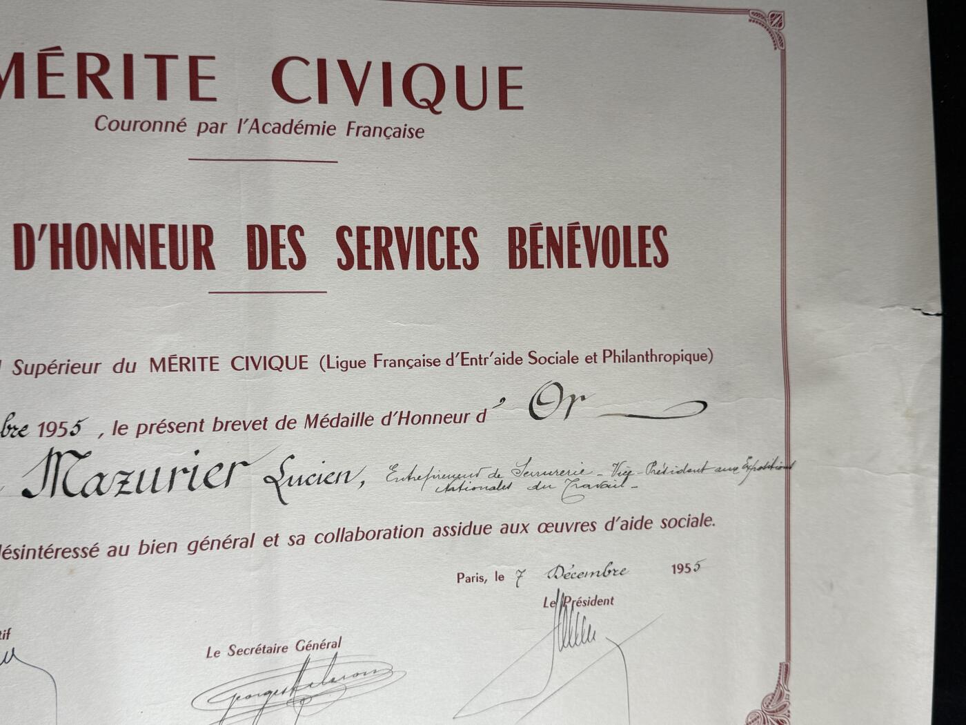 欢庆元旦！戎马世界章牌大赏第109期元旦大拍 法国公益服务荣誉金质奖章证书， 1955年由法国公民美德联盟（Ligue française du Mérite Civique） 授予Lucien Mayriller