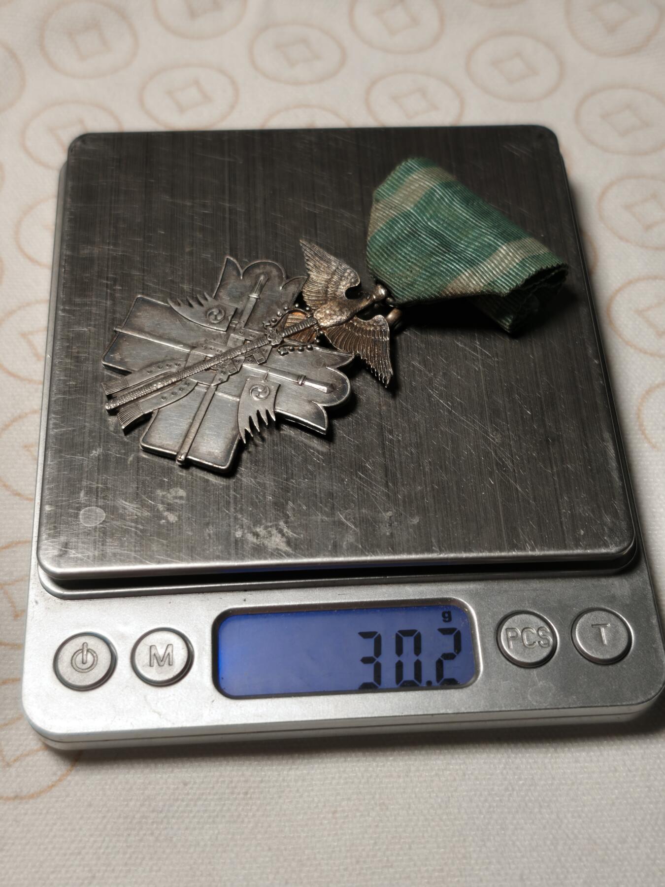 抚柳草堂-第二期章牌钱币 奖章勋章限时免佣 满百包邮 放漏专场 七鸟 勋七级金鵄勋章 银质30.2g 原盒有点轻微变形