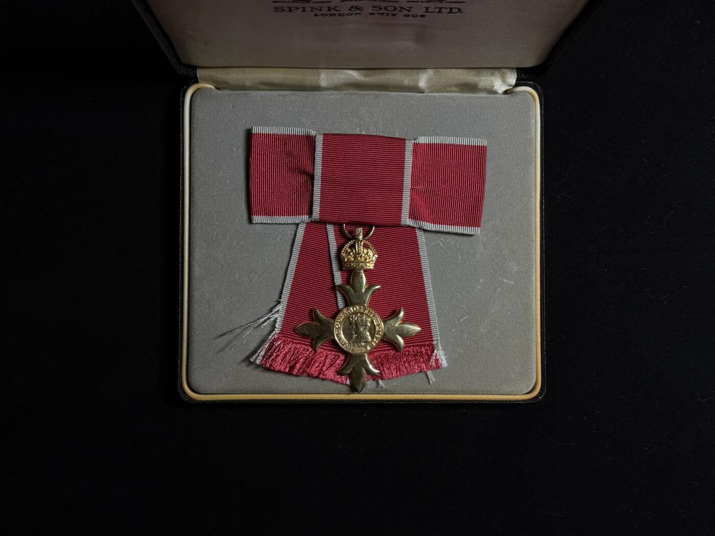 欢庆元旦！戎马世界章牌大赏第109期元旦大拍 英国军官级大英帝国勋章，女版，银制，带盒