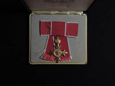 欢庆元旦！戎马世界章牌大赏第109期元旦大拍 - 英国军官级大英帝国勋章，女版，银制，带盒