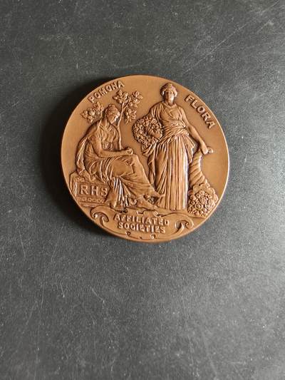 老王徽章第170期 - 英国皇家园艺学会 “波摩娜与芙罗拉”附属学会铜章    直径45mm     重量42.6g