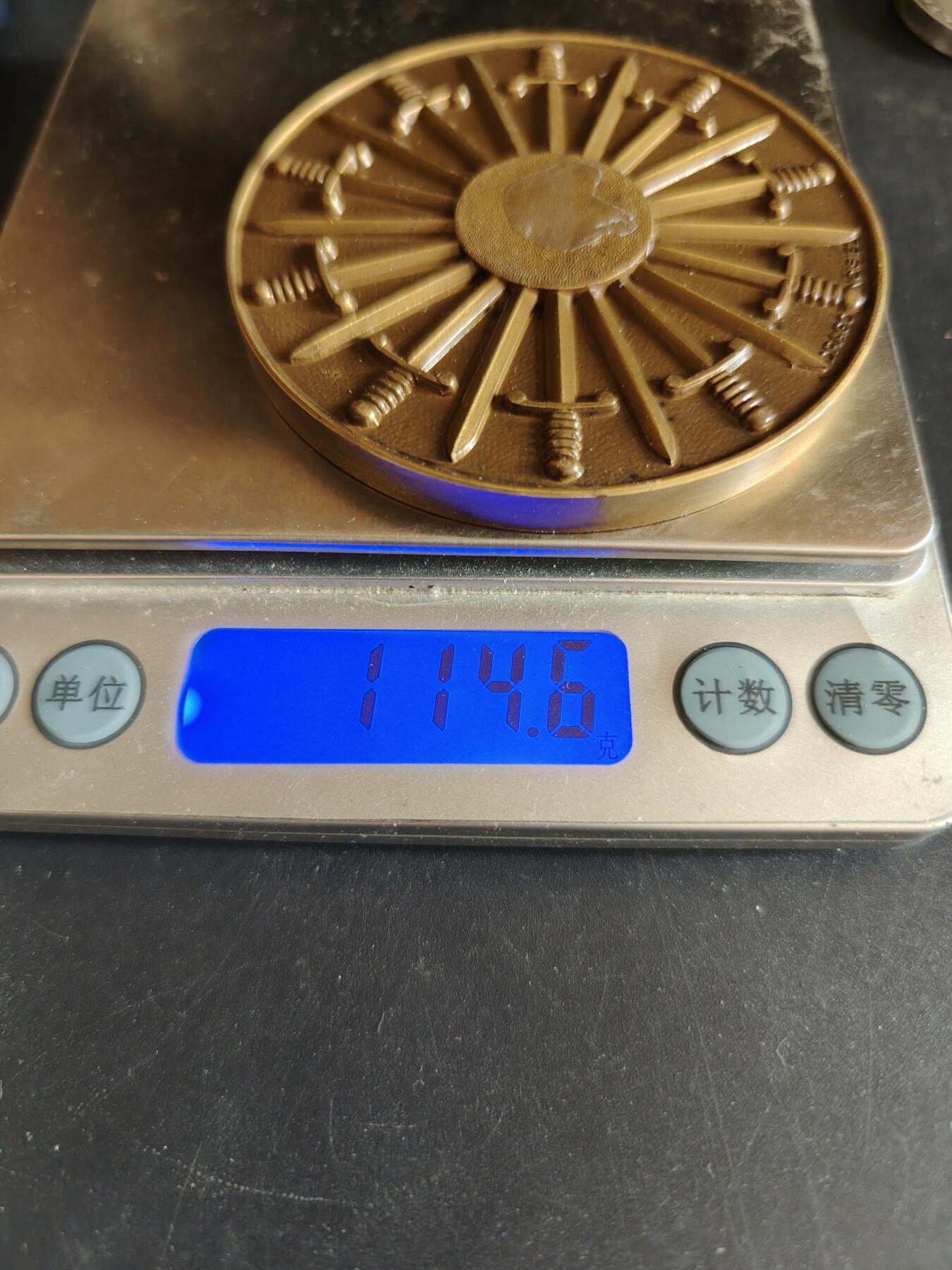 老王徽章第170期 法国圆桌骑士主题纪念章     原盒     直径68mm     重量114.6g