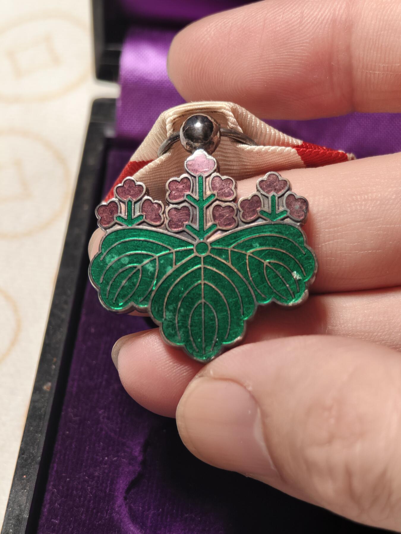 抚柳草堂-第二期章牌钱币 奖章勋章限时免佣 满百包邮 放漏专场 七等青色桐叶章 原盒带杯绶银质21.2g七宝烧工艺