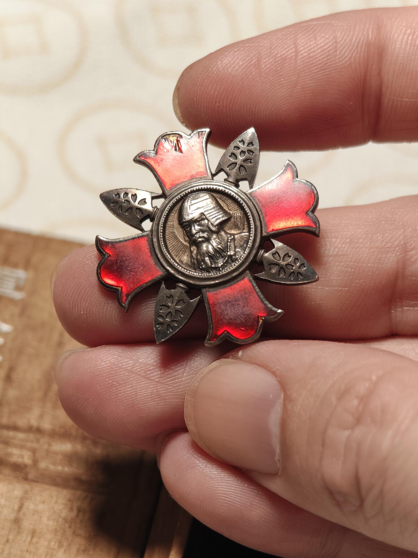 抚柳草堂-第二期章牌钱币 奖章勋章限时免佣 满百包邮 放漏专场 军人伤疫记章 桐木原盒银质12g红色珐琅中间12位置有磕碰 工艺不错中间人像是神武天皇