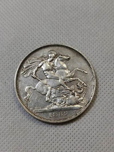 甄臻铺-世界币章拍卖（第44期）精品场拍品征集中，送拍享返佣金等优惠多多 AU英国1889年维多利亚女王高冠马剑银币，女王发丝衣饰清晰，背面马和骑士肌肉硬朗，漂亮的佳品，细节见图